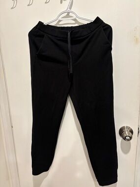Uniqlo Black Elastic Waist Jogger Pants in very good condition.